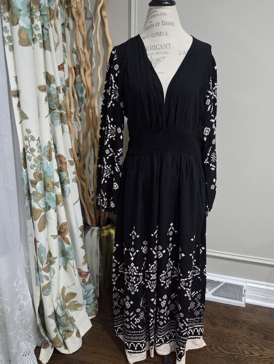 Knox Rose Dresses & Skirts - NWT Knox Rose Black  V-Neck Maxi Printed Dress Sz.L Black/tan